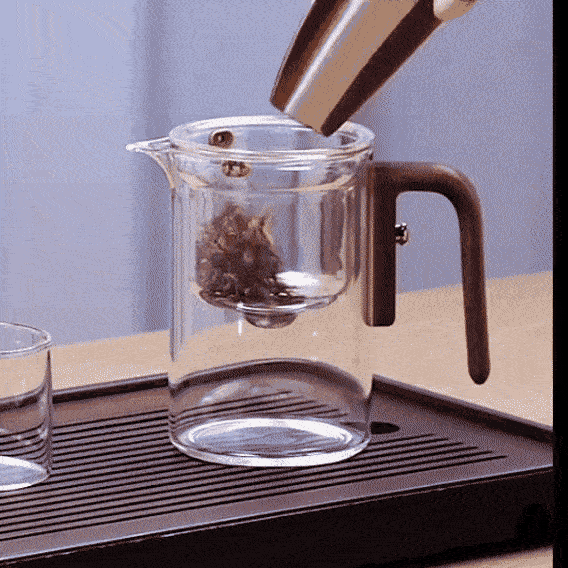 Melora-Teekanne – Aufbrühen. Einschenken. Genießen.